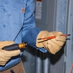 Klein® 32288 8-in-1 Interchangeable Insulated Screwdriver Set, 7 Pieces, Phillips®/Slotted/Square Point, Cushion Grip Handle, Induction Hardened Steel, ASTM F1505